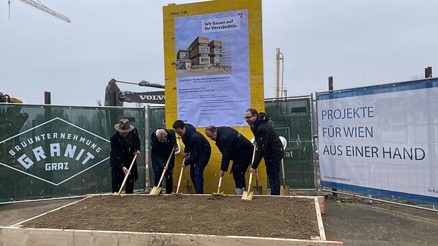 Spatenstich für die neue Volksschule am Elsa-Bienenfeld-Weg mit Vizebürgermeister Christoph Wiederkehr (Neos, 3.v.l..) und Leopoldstädter Bezirksvorsteher Alexander Nikolai (SPÖ, 2.v.r.) | Foto: Barbara Schuster