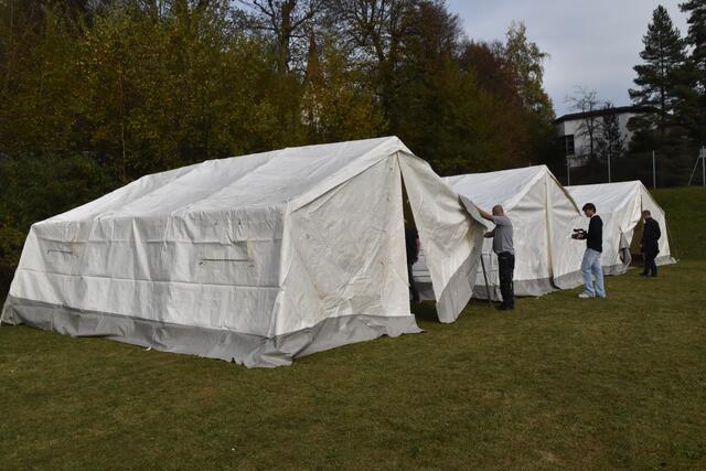 Mit Kundgebungen in Innsbruck wollen Betroffene auf ihre Lage aufmerksam machen. Damit ist unter anderem die Unterbringung in Zelten gemeint. | Foto: Kendlbacher
