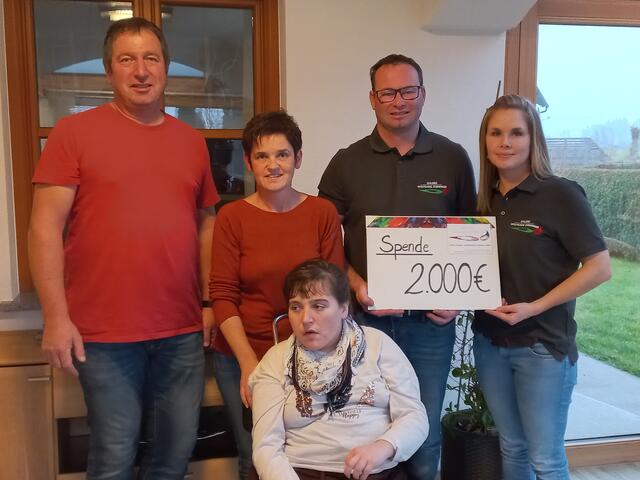 v. l.: Josef Baumgartner, Bettina Baumgartner, Kerstin Baumgartner, Wolfgang und Katrin Steininger bei der Spendenübergabe. | Foto: Malerei Wolfgang Steininger
