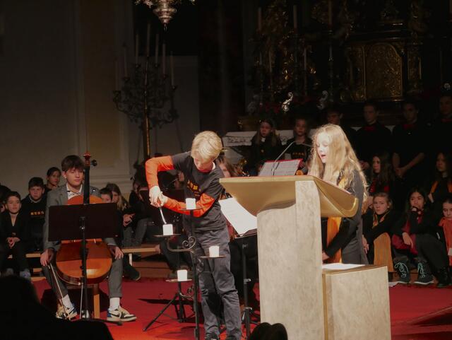 Abgesehen vom musikalischen Beitrag wurden von den Schülerinnen und Schülern selbst ausgedachte Geschichten vorgestellt.   | Foto: Karin Hartlieb