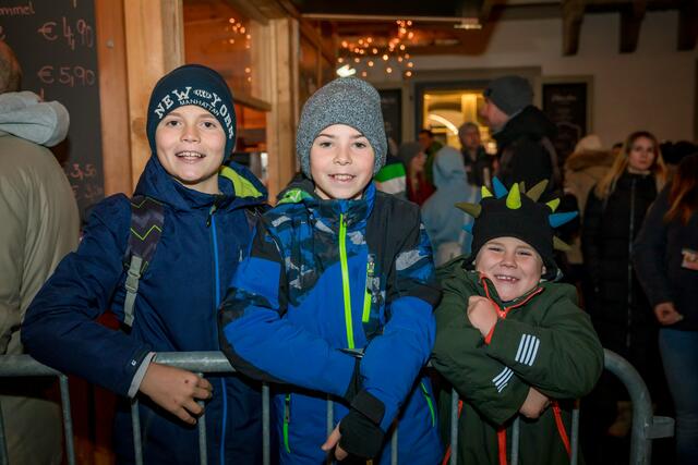 In der ersten Reihe beim Umzug: Mathias (10), Lukas (10) und Fabian (6).