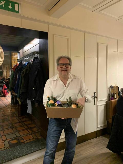 Obmann Wolfgang Brunner mit dem Geschenkkorb von Mauthausen Tourismus | Foto: Mauthausen Tourismus
