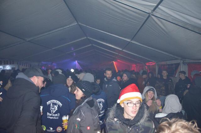 Im Partyzelt herrschte reges Treiben