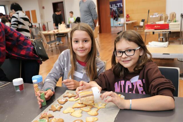 Was hat Nicole und Elisa in der Bastelwerkstatt am besten gefallen? Einfach alles, sind sich die Freundinnen einig. | Foto: Edith Ertl