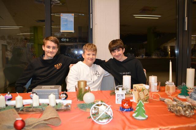 Tobias, Sandro und Marco von der 4C verkauften weihnachtliche Dekorationen