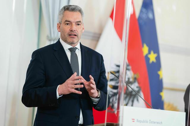 Die Regierung plane die Ausweitung des Wohn- und Heizkostenzuschusses, so Nehammer.  | Foto: Florian Schrötter/BKA