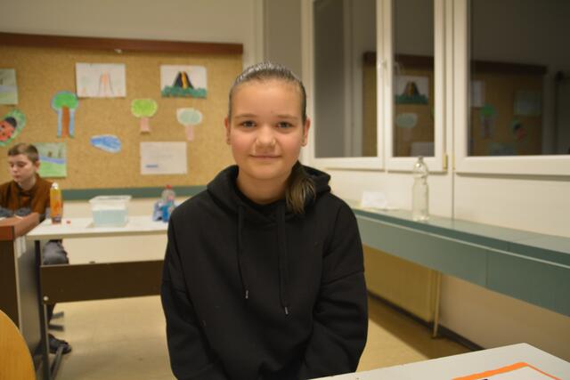 Leonie aus der 4B erklärte den Volksschülern ebenfalls eines der Experimente