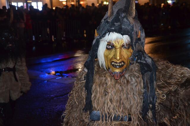 Maskierte Kinder bildeten die Vorhut