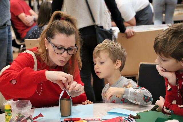 In der Bastelwerkstatt im Werndorfer Kulturhaus wurde geklebt, gesägt, bemalt und gebacken. | Foto: Edith Ertl