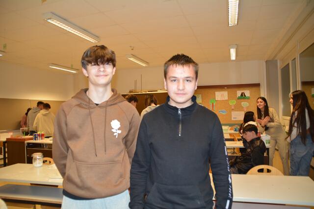 Adrian &amp; Leonardo zeigten im Physikraum beeindruckende Experimente vor