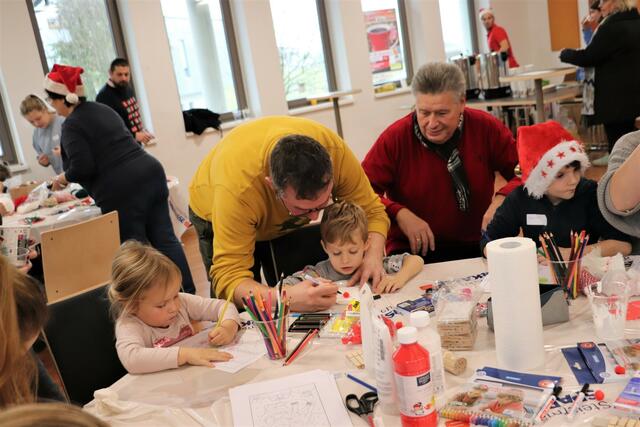Bgm. Willi Rohrer bestaunte die kleinen Kunstwerke der Kinder. | Foto: Edith Ertl