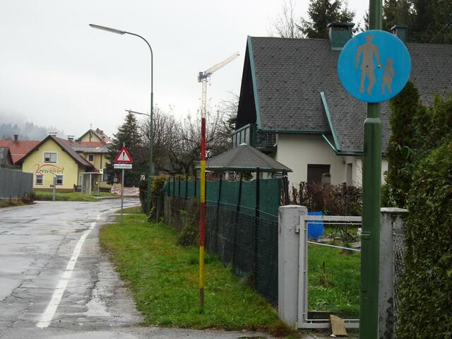 Dieser Abschnitt sollte, laut Verkehrszeichen ein "Gehweg" sein? Es ist eine SCHANDE und gehört dringend in einen ordnungsgemäßen Zustand gebracht!