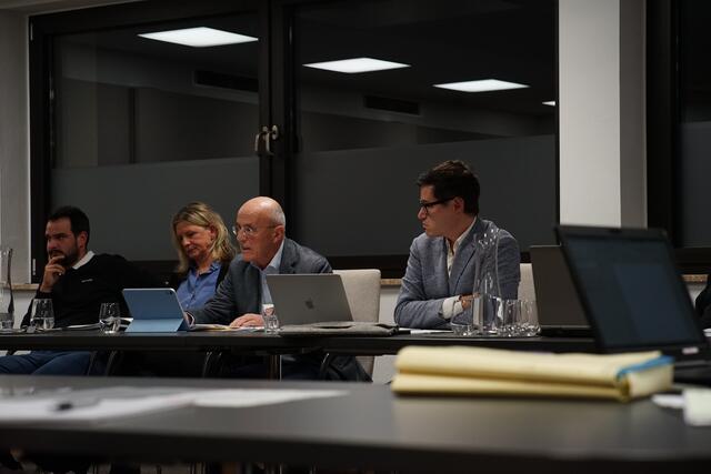 IFI-Stadträtin Andrea Jäger und -Gemeinderat Helmuth Gstrein (2.u.3.v.l.) wollen dem Decorona-Projekt eine Nachdenkpause verordnen. Bauausschuss-Obmann Stefan Handle (ebenso IFI) verteidigt die private 20-Millionen-Euro-Investition weiter als „städtebaulichen Gewinn“. | Foto: Matt