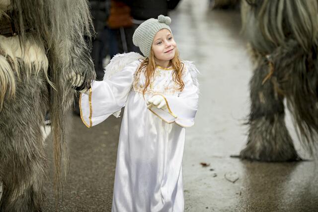 Engerl Zoë war gemeinsam mit den Krampussen unterwegs.