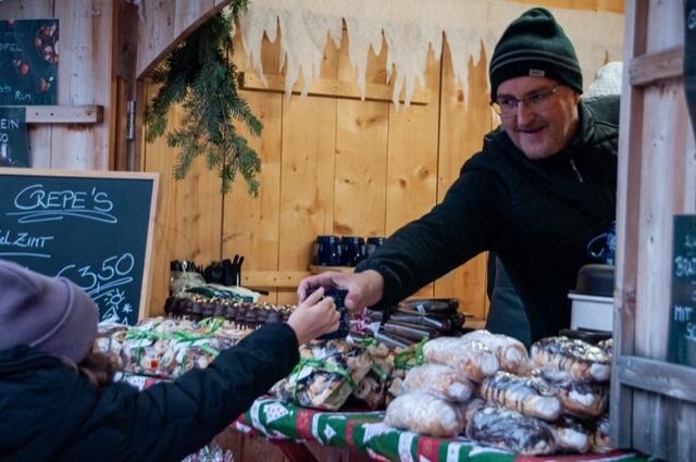 Prominenz am Verpflegungsstand: Vizebgm. Walter Mair im Einsatz! | Foto: Lukas Auer