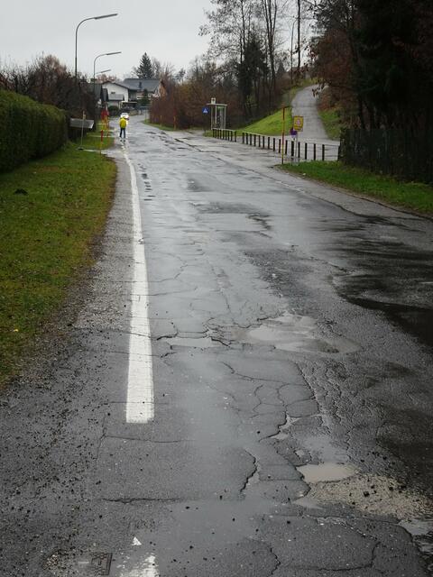 Auf eine Länge von ca. 900 m erstreckt sich dieser katastrophale Asphaltzustand in der St. Martiner Straße. 
Der schmale Streifen auf der linken Seite sollte ein mit beschilderten Verkehrszeichen gekennzeichneter "Gehweg" sein? 