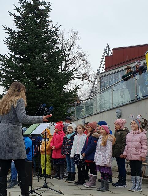 "In der Weihnachtsbäckerei" erfreute als krönendes Abschlusslied die Eröffnung. | Foto: Erika Kollmann-Till