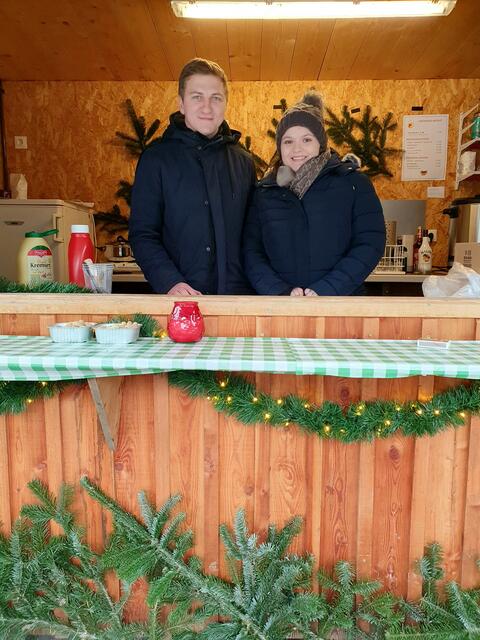 Herbert Hollaus und Elisabeth Wurzenberger betreiben den Stand der Arbeiterjugend Hofstetten. | Foto: Erika Kollmann-Till 