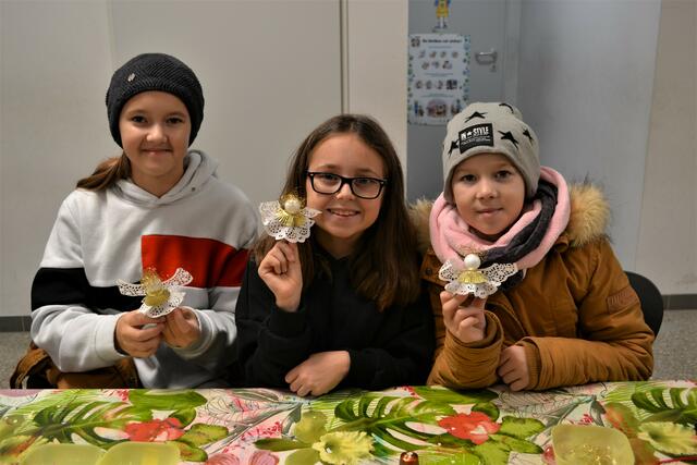 Kimberly, Lea und Joana aus Mattersburg bastelten wunderschöne Engelchen. | Foto: Vanessa Bogad
