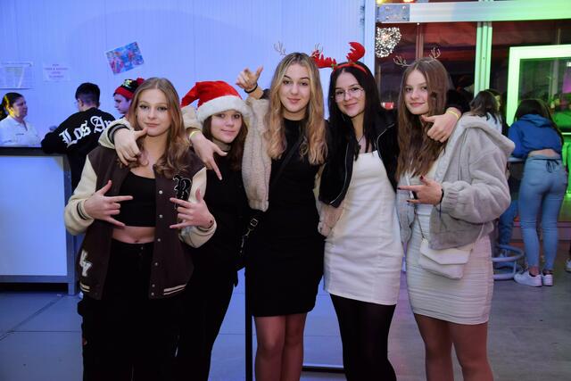 Dorina Both (links), Emily Mayerhofer, Livia Bartolovits, Elisabeth Feldmüller und Lina Pfingstl (rechts) in Weihnachtsstimmung. | Foto: Sarah Treiber