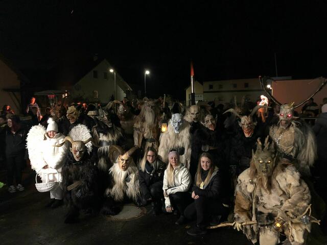 Die Neuzeuger Höhlenteufeln beim Gusto Laden. | Foto: Privat