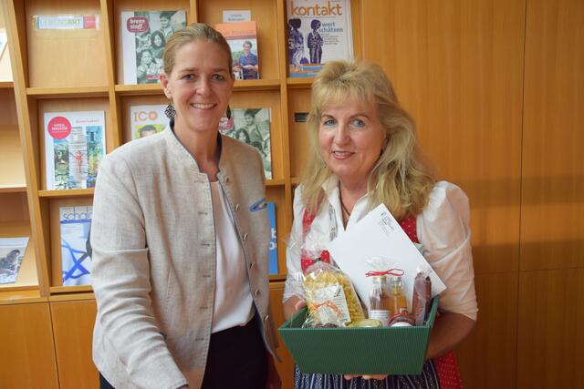 Landesrätin Andrea Klambauer mit Bibliotheksleiterin Karin Schwaiger.