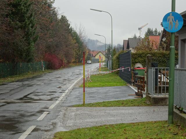 Das sollte ein ordnungsgemäße mit Verkehrsschild "Gehweg" gekennzeichneter Fußweg in der St. Martiner Straße in Villach sein! Das kann doch nicht wahr sein, denn auch die zuständige Behörde schaut anscheinend teilnahmslos zu!