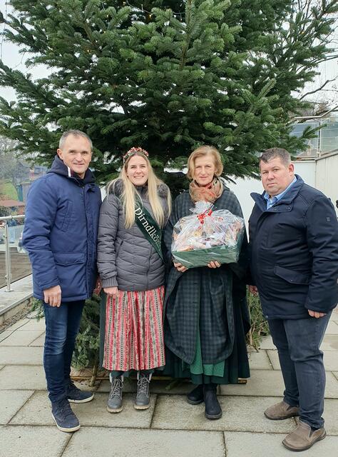 Bankstellenleiter in Hofstetten-Grünau Leopold Dollfuss, Dirndlprinzessin Anna-Lena Moser, Geschäftsführerin a.D. der Volkskultur NÖ Dorli Draxler und Bürgermeister Arthur Rasch freuen sich bei der diesjährigen Eröffnungsfeier auf den schönen Grünauer Advent. | Foto: Erika Kollmann-Till
