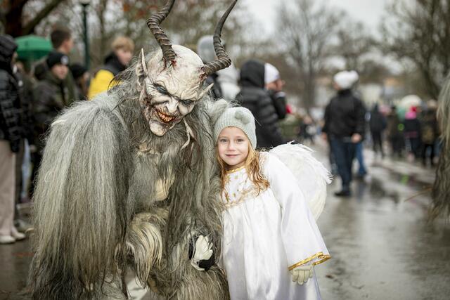 Ein Krampus gemeinsam mit Engerl Zoë aus Keutschach.