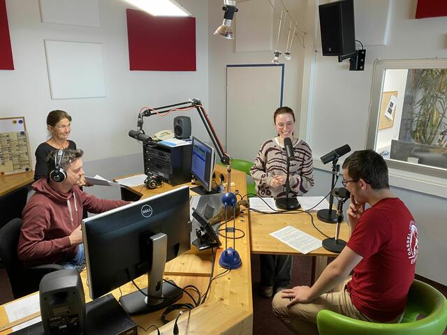 Die Schülerinnen und Schüler moderierten den ganzen Tag live aus dem FRS-Studio. | Foto: FRS