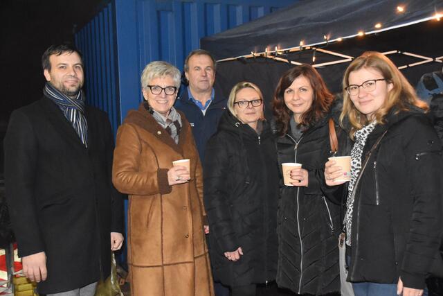 Der Erlös vom Punschstand kommt dem Verein "Alleinerziehend" zugute: GR Patrick Rosenecker, LA Doris Prohaska, Johannes Rosenecker, GR Cornelia Marton, Anika Karall und Elisabeth Schmidt | Foto: Michael Strini