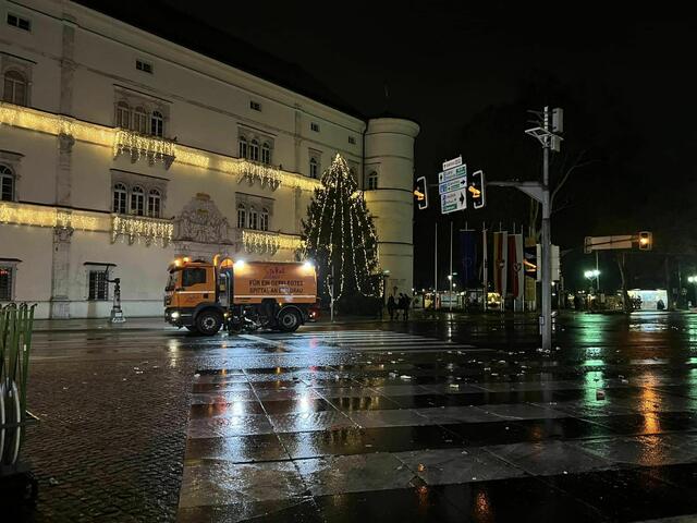 Die Schlacht ist geschlagen - die Bauhofmitarbeiter räumten auf | Foto: Köfer