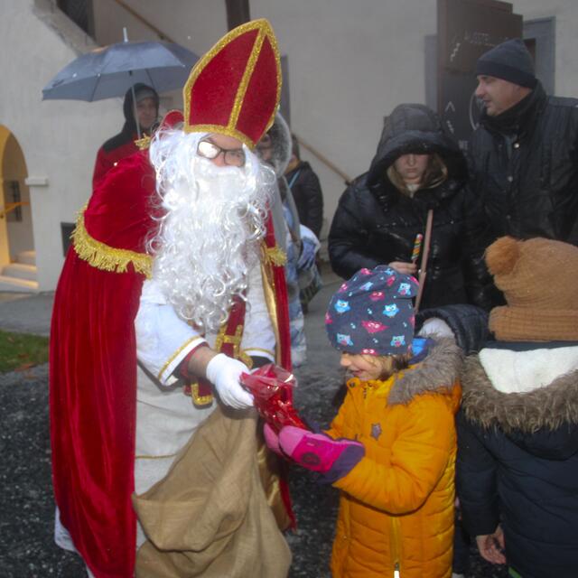 Der Heilige Nikolaus brachte den Kindern einen Sack voller Geschenke. | Foto: Peter Seper