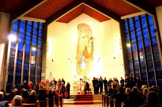 Beide Chöre und Harfenistin  Isabelle Hassler während "Stiller Advent" in der Stadtpfarrkirche