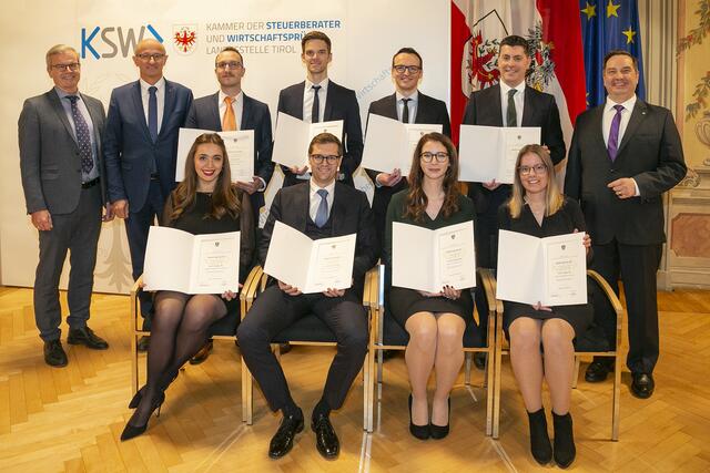 Jasmin Jabinger, Johannes Mauracher, Eva-Maria Rauth, Kathrin Zangerl (vorne, v. li.), KSW-Landesvizepräsident Helmut Schuchter, LH Anton Mattle, Kasim Isik, Matthias Lehner, Anton Voithofer, Philipp Schwaizer, KSW-Landespräsident Klaus Hilber (hinten, v. li.) | Foto: Die Fotografen