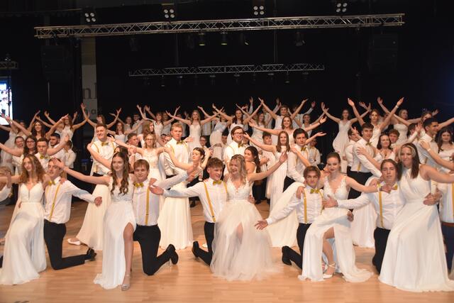 Eine tolle Polonaise eröffnete die Ballnacht unter dem Motto "Gangs of Electronics". | Foto: Michael Strini