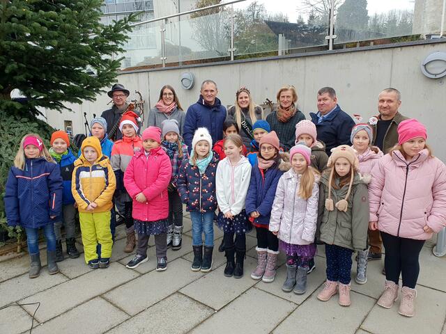 Die Schüler der Volksschule Hofstetten-Grünau boten wunderschöne Weihnachtslieder dar. | Foto: Erika Kollmann-Till