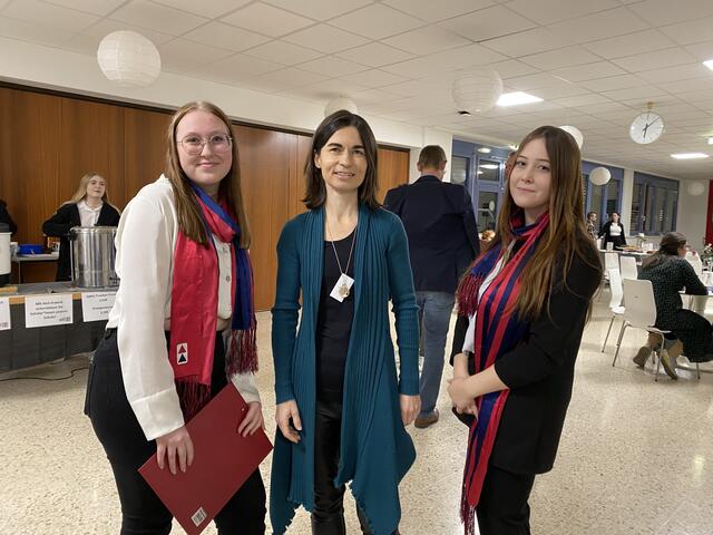 Freundliche Guides erwarteten die Gäste zu den Klängen der Schulband