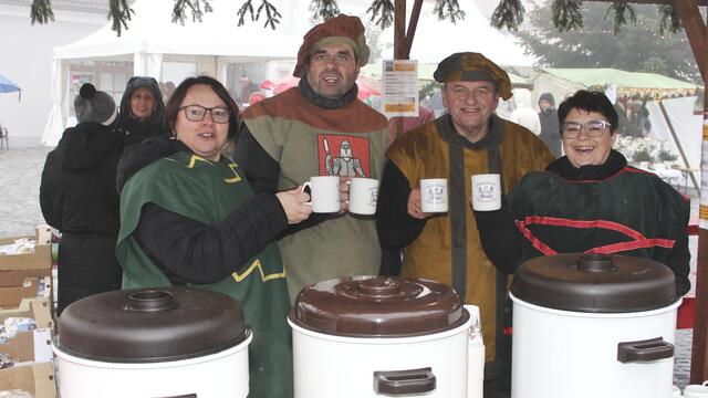 Tee, Punsch und Glühwein hielten die Stimmung am Christkindlmarkt trotz Regens hoch. | Foto: Peter Seper