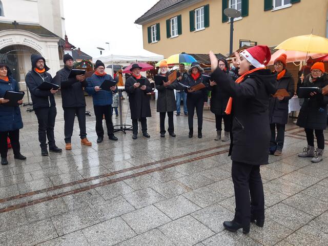 Mit Adventliedern stimmt der Chor Albasote Vorenze auf Weihnachten ein. | Foto: privat