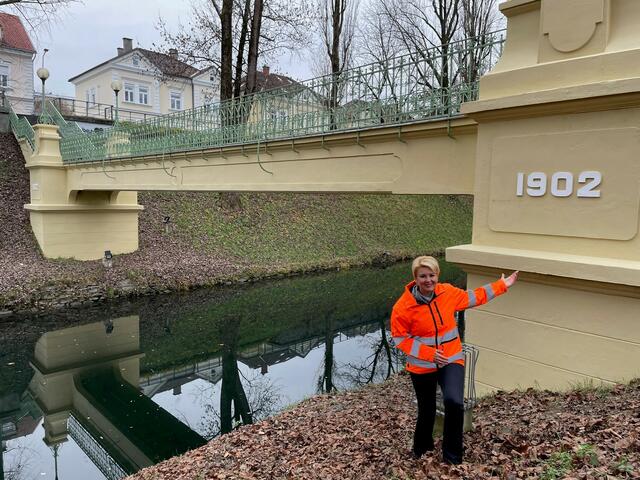 Stadträtin Sandra Wassermann hofft, dass die frisch sanierte Brücke am Lendkanal nicht gleich wieder mit Graffiti beschmiert wird. | Foto: Büro Wassermann