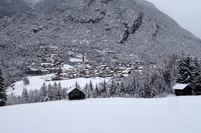 Schön im Sommer, schön im Schnee: Ein Blick auf das winterliche Karres, gelegen am südwestlichen Fuße des Tschirgant  | Foto: Föger