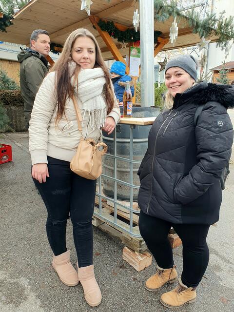Simone Balasko genießt mit Claudia Fuchssteiner die Adventsstimmung. | Foto: Erika Kollmann-Till 