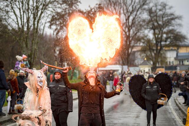 Feuerspucken in Herzform: Auch das gab es beim großen Moosburger Krampuslauf.