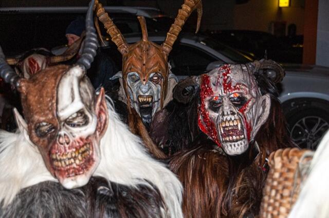 Imposanter Einzug der Axamer Jungtuifl. | Foto: Lukas Auer