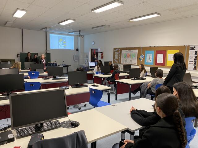 Großzügig ausgestattete Computersäle