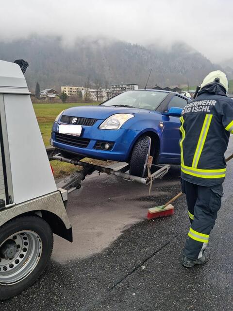 Weil die Vorderachse des eines Pkw auf der B158 gebrochen war, kam dieser mitten auf der Fahrbahn zu stehen. | Foto: ff-badischl.at