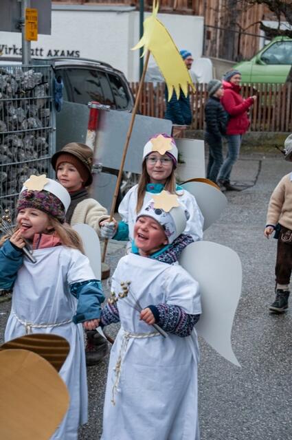 Einzug der Engelen, die sichtlich gute Laune hatten. | Foto: Lukas Auer