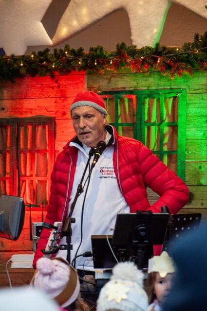 Nicht der Weihnachtsmann, sondern der Technikmann: Gerhard Lechner beim Soundcheck! | Foto: Lukas Auer