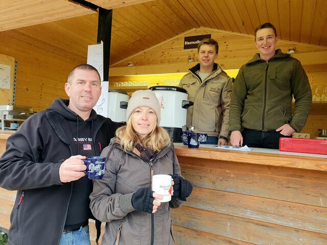 ÖKB Obmann Werner Spielbichler mit Rosi Spielbichler laben sich bei Josef Grubner, Obmann der Blasmusik, und Paul Fahrngruber mit köstlichem Glühwein. | Foto: Erika Kollmann-Till 